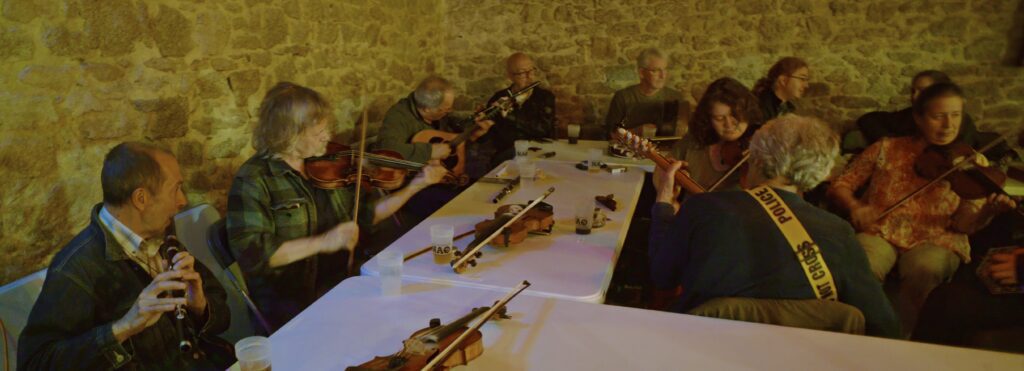 Groupe jouant de la musique traditionnelle dans une cave