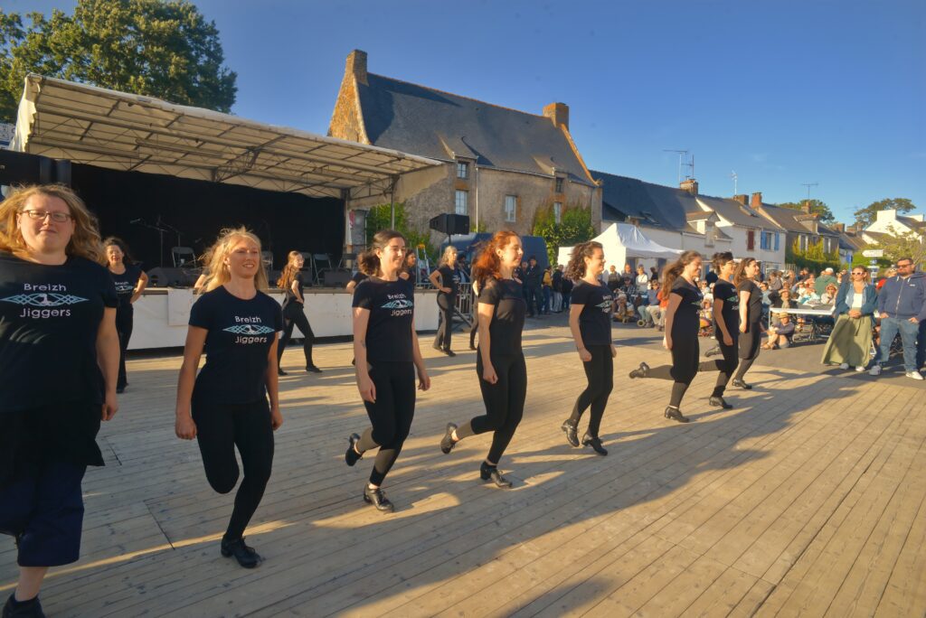 Danseuses sur scène en plein air à une fête