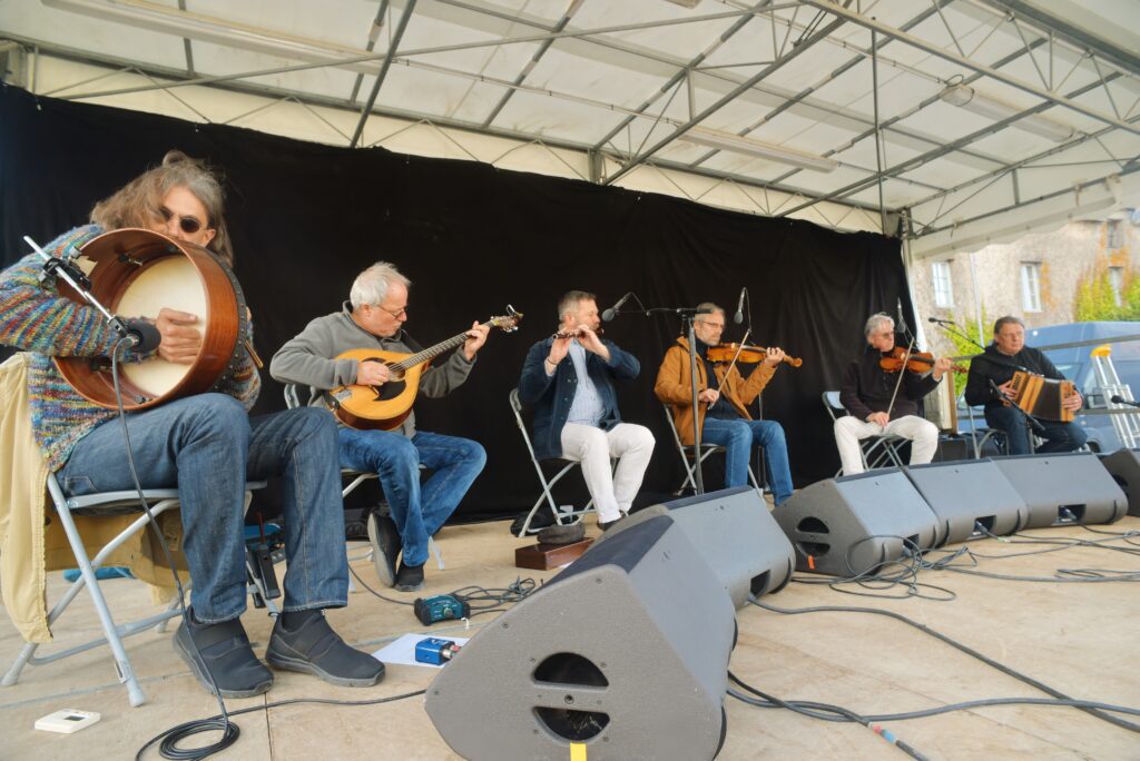 Groupe de musiciens traditionnels en concert extérieur