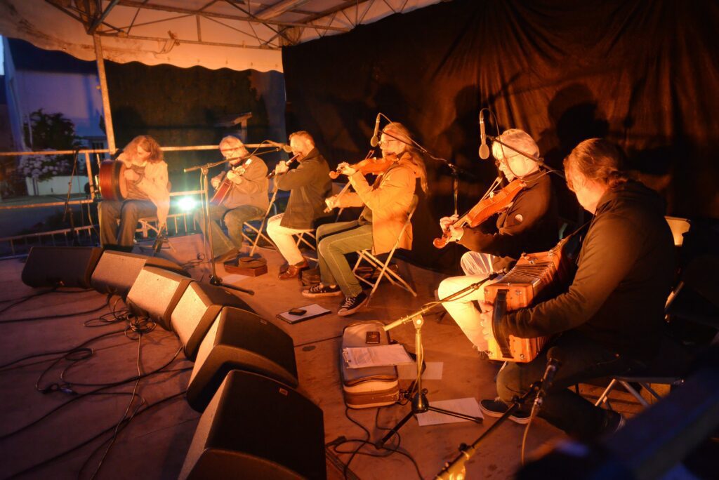 Concert de violons folkloriques en soirée