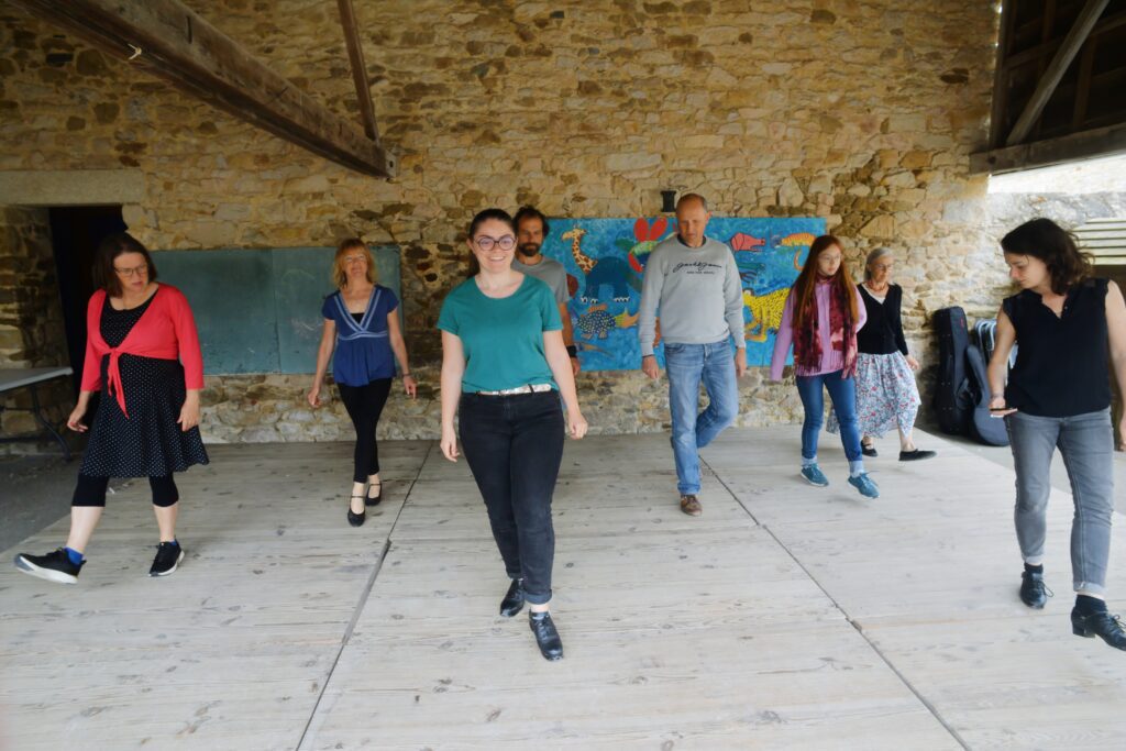 Groupe de personnes marchant ensemble dans une grange