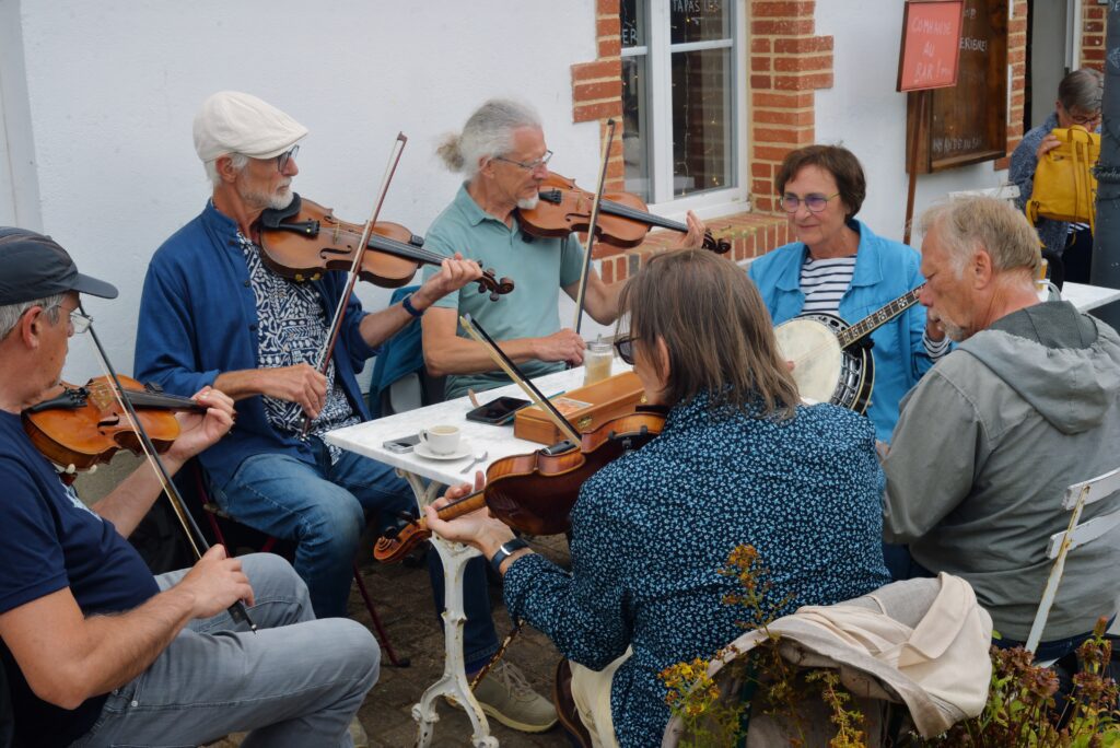 Groupe jouant de la musique traditionnelle en extérieur