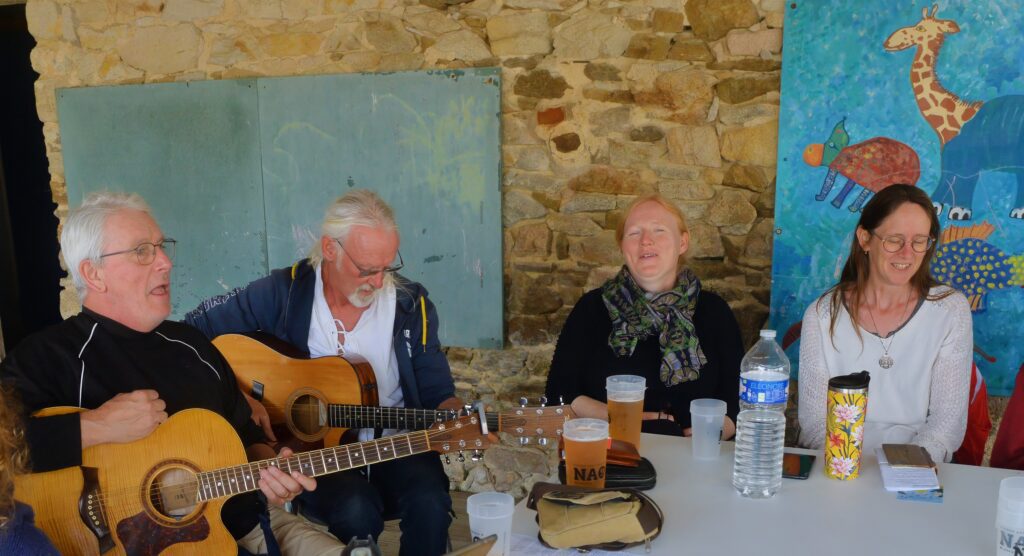 Quatuor jouant de la guitare en plein air