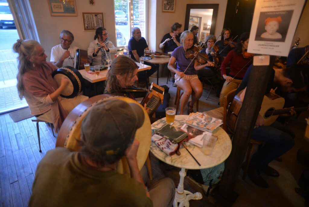 Groupe jouant de la musique traditionnelle dans un café