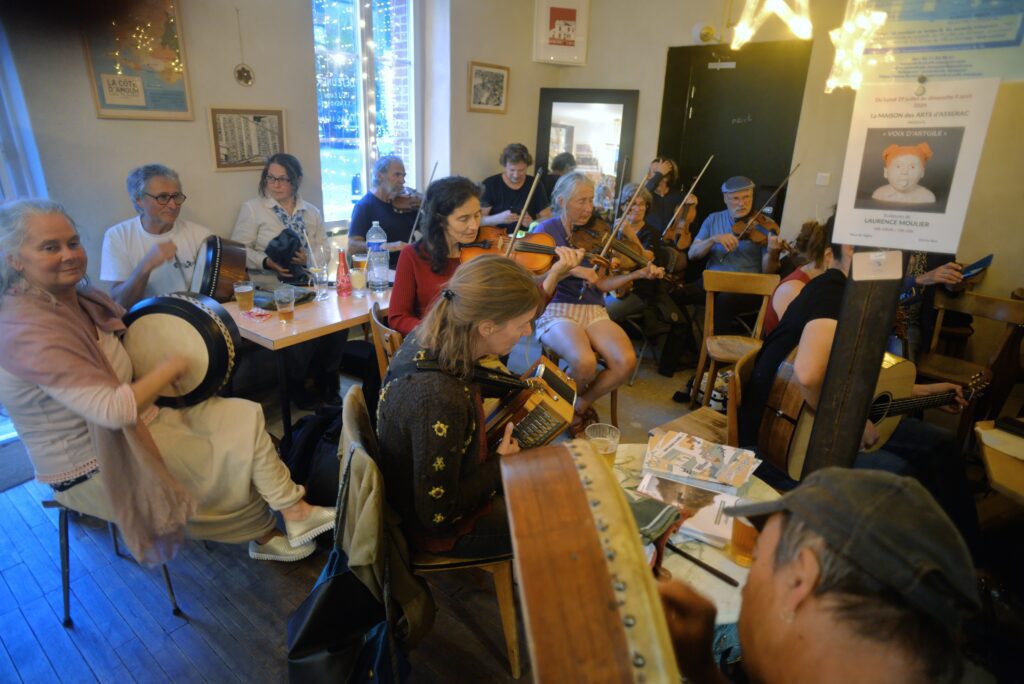 Groupe jouant de la musique traditionnelle dans un café