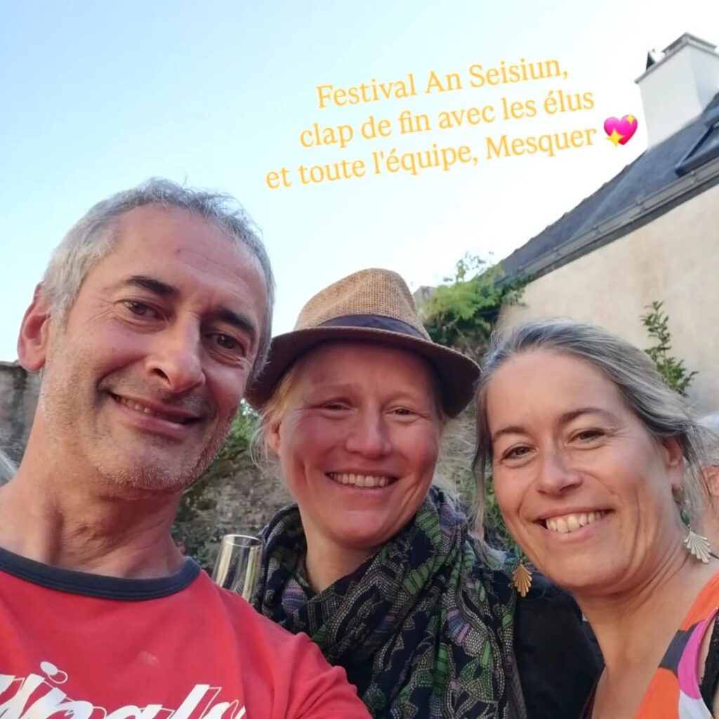 Trois amis souriants à un festival à Mesquer