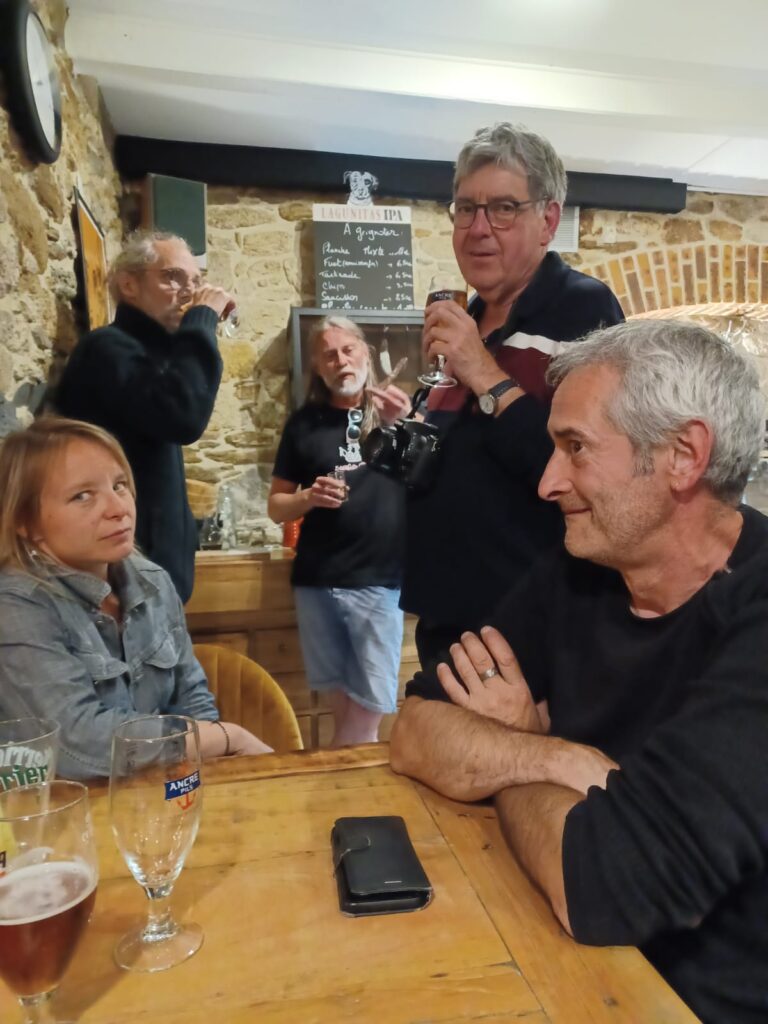 Groupe d'amis discutant dans un bar à bières