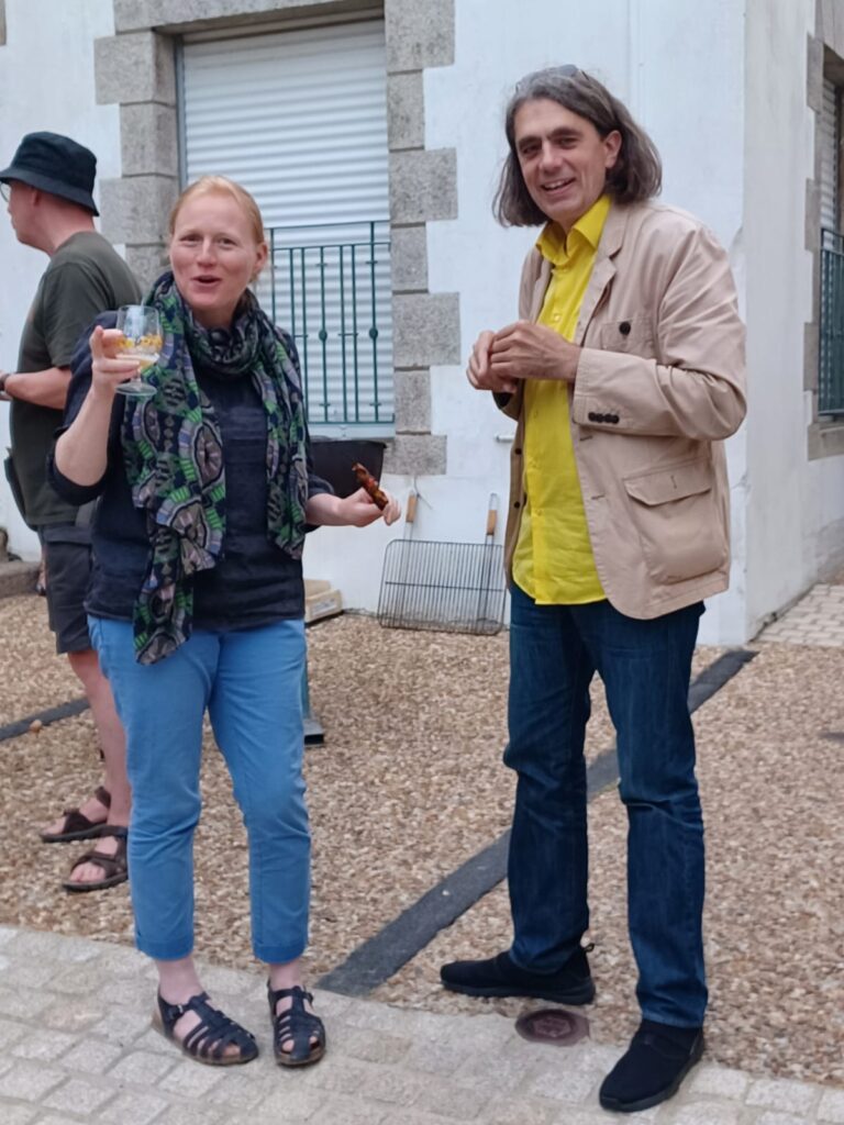 Deux adultes souriants en tenue décontractée à une fête