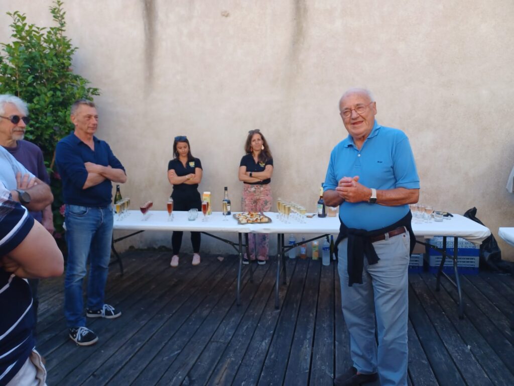 Homme âgé parlant lors d'une réception extérieure