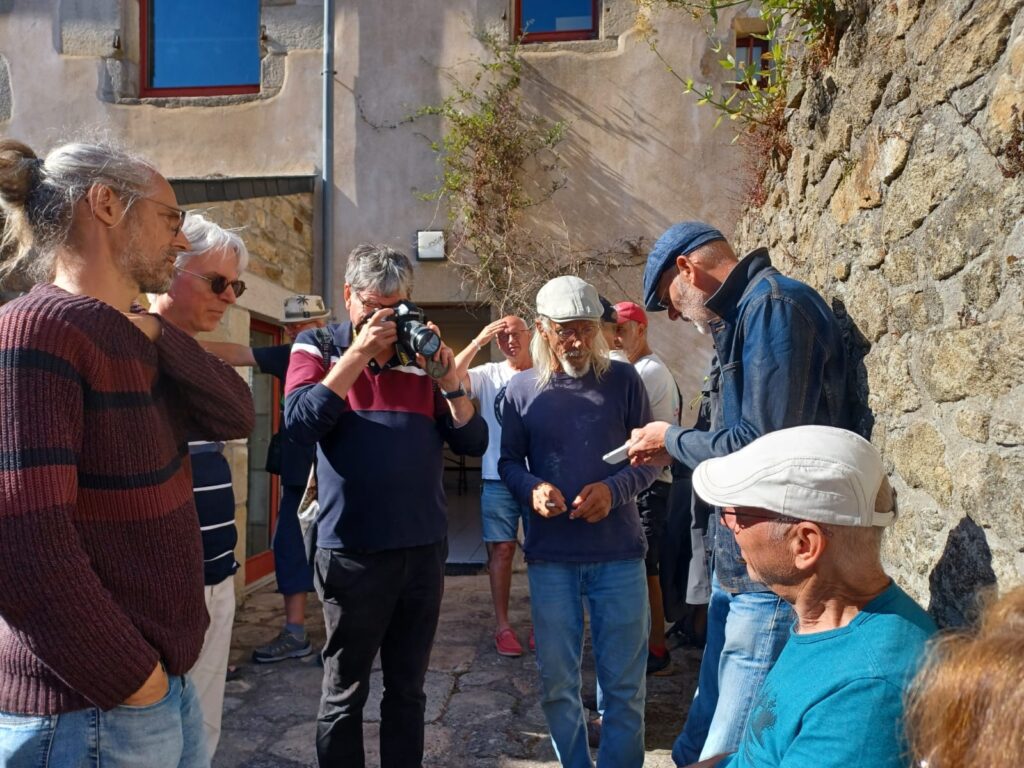 Groupe de touristes visitant une vieille ville