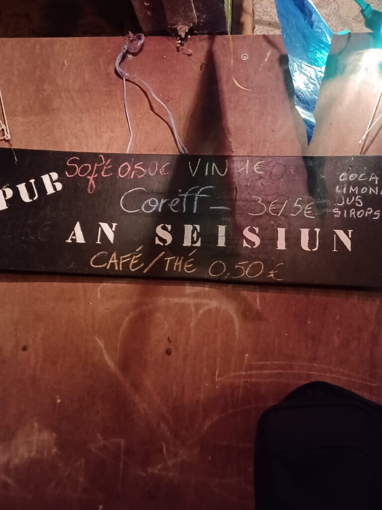 Panneau de menu écrit à la craie en français